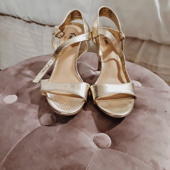 Gold Metallic Summer Sandal Heels Womens Size 5 - Picture 1 of 7